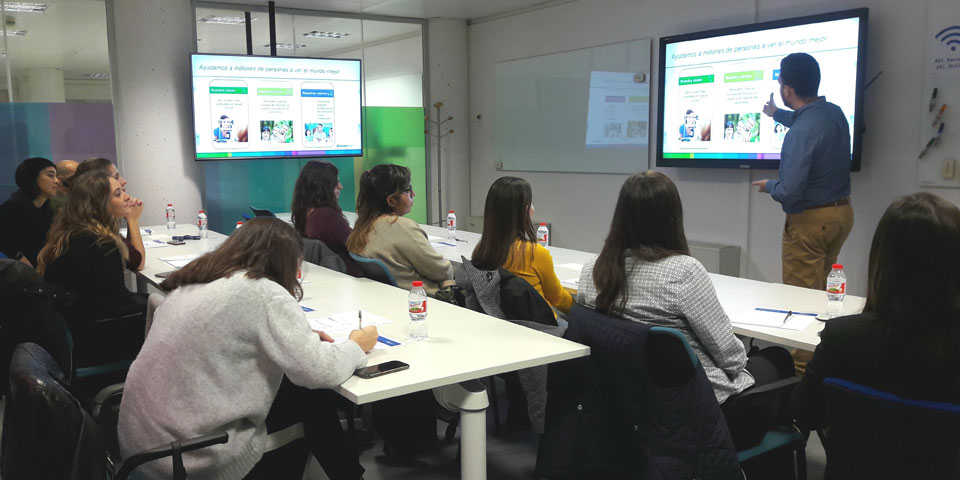 Alcon abre las puertas del Alcon Experience Center a estudiantes universitarios con motivo de la 23ª Semana de la Ciencia en Cataluña